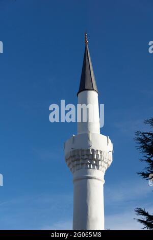 HASKOVO, BULGARIA - 29 DICEMBRE 2020: Moschea al centro della città di Haskovo, Bulgaria Foto Stock