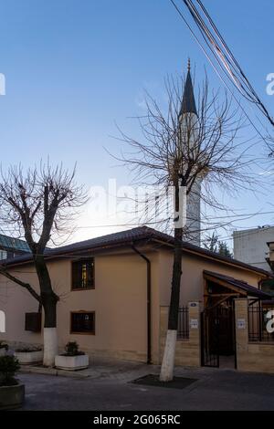 HASKOVO, BULGARIA - 29 DICEMBRE 2020: Moschea al centro della città di Haskovo, Bulgaria Foto Stock