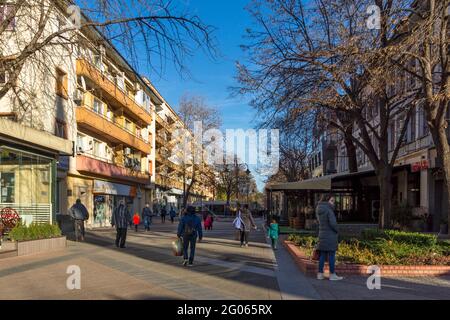 HASKOVO, BULGARIA - 29 DICEMBRE 2020: Edificio tipico e strade al centro della città di Haskovo, Bulgaria Foto Stock
