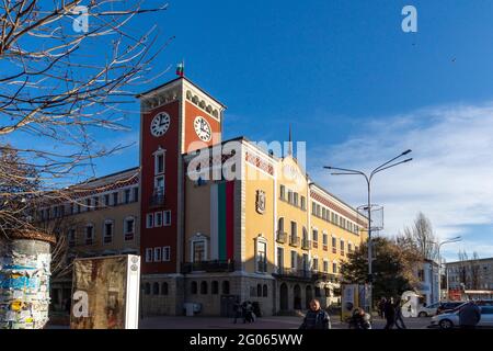 HASKOVO, BULGARIA - 29 DICEMBRE 2020: Costruzione del municipio al centro della città di Haskovo, Bulgaria Foto Stock