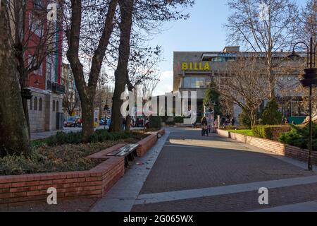 HASKOVO, BULGARIA - 29 DICEMBRE 2020: Edificio tipico e strade al centro della città di Haskovo, Bulgaria Foto Stock