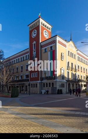 HASKOVO, BULGARIA - 29 DICEMBRE 2020: Costruzione del municipio al centro della città di Haskovo, Bulgaria Foto Stock