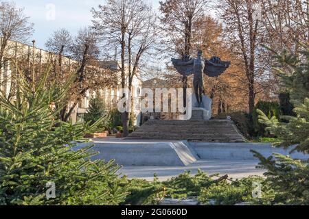 HASKOVO, BULGARIA - 29 DICEMBRE 2020: Monumento all'invidia al centro della città di Haskovo, Bulgaria Foto Stock