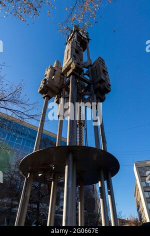 HASKOVO, BULGARIA - 29 DICEMBRE 2020: Nuova torre dell'orologio al centro della città di Haskovo, Bulgaria Foto Stock
