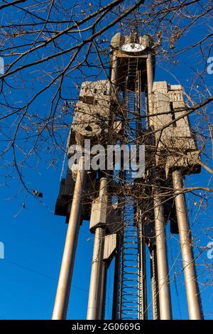 HASKOVO, BULGARIA - 29 DICEMBRE 2020: Nuova torre dell'orologio al centro della città di Haskovo, Bulgaria Foto Stock