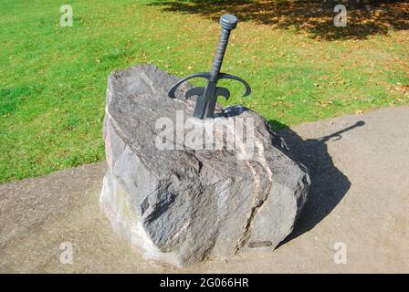 Excalibur Pietra, Castle Green, Taunton Castle, Taunton, Somerset, Inghilterra, Regno Unito Foto Stock