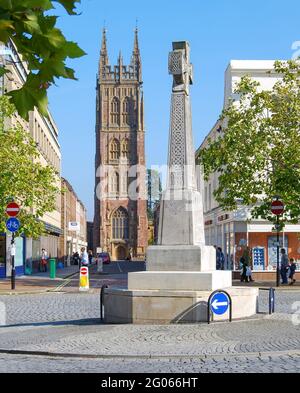 War Memorial e centro città, Fore Street, Taunton, Somerset, Inghilterra, Regno Unito Foto Stock