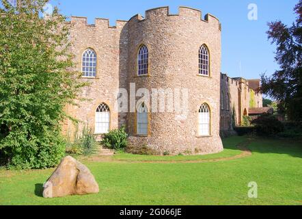 La parete esterna e la torre, Taunton Castle, Taunton, Somerset, Inghilterra, Regno Unito Foto Stock