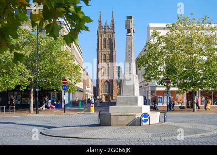 War Memorial e centro città, Fore Street, Taunton, Somerset, Inghilterra, Regno Unito Foto Stock
