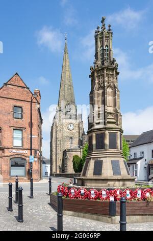 War Memorial e St Mary the Virgin Church, Market Place, Uttoxeter, Staffordshire, Inghilterra, Regno Unito Foto Stock