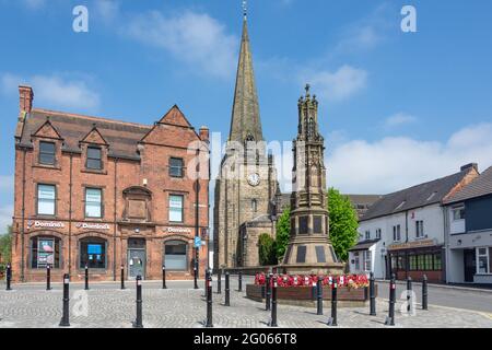 War Memorial e St Mary the Virgin Church, Market Place, Uttoxeter, Staffordshire, Inghilterra, Regno Unito Foto Stock