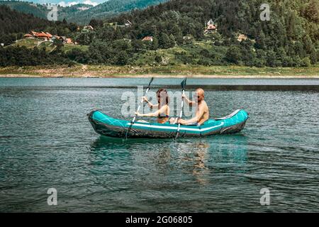 Giovane coppia kayak nel lago Zaovine, montagna Tara Foto Stock