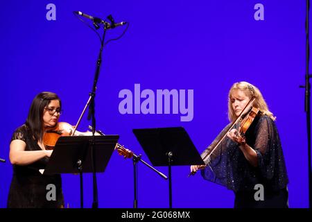 Città del Messico, Messico. 29 maggio 2021. L'Orchestra Filarmonica di Città del Messico esegue temi del violinista e compositore francese Jean-Marie Leclair, del musicista tedesco Carl Stamitz, del compositore e pianista austriaco Wolfgang Amadeus Mozart per celebrare i 103 anni del Teatro Esperanza Iris il 30 maggio 2021 a Città del Messico, Messico. (Foto di Eyepix/Sipa USA) Credit: Sipa USA/Alamy Live News Foto Stock