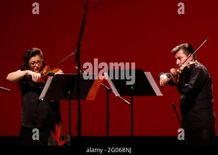 Città del Messico, Messico. 29 maggio 2021. L'Orchestra Filarmonica di Città del Messico esegue temi del violinista e compositore francese Jean-Marie Leclair, del musicista tedesco Carl Stamitz, del compositore e pianista austriaco Wolfgang Amadeus Mozart per celebrare i 103 anni del Teatro Esperanza Iris il 30 maggio 2021 a Città del Messico, Messico. (Foto di Eyepix/Sipa USA) Credit: Sipa USA/Alamy Live News Foto Stock