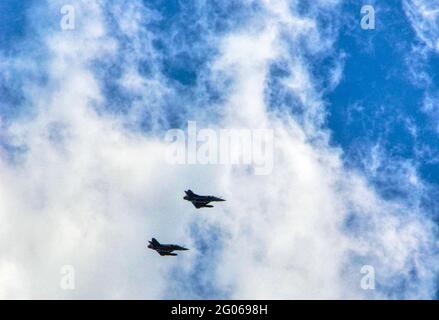 Un paio di aerei da combattimento Dassault Rafale tornano alla base dopo l'allenamento estivo nei cieli di Villey le sec nella regione della Lorena, in Francia Foto Stock
