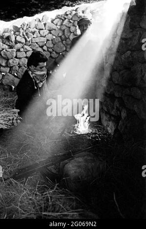 Kurdistan, Turchia sudorientale. Marzo 1993. I combattenti della guerriglia del partito dei lavoratori del Kurdistan (PKK) fanno un fuoco in una grotta fortificata nella Turchia sud-orientale, Kurdistan. Il conflitto o la guerra con lo Stato turco per l'autonomia è stato al suo più feroce in questo periodo. Foto Stock