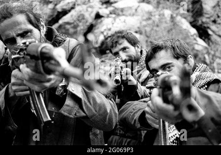 Kurdistan, Turchia sudorientale. Marzo 1993. I combattenti della guerriglia del partito dei lavoratori del Kurdistan (PKK) puntano le loro armi alla macchina fotografica. Il conflitto o la guerra con lo Stato turco per l'autonomia è stato al suo più feroce in questo periodo. Foto Stock