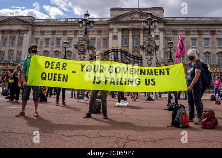 LONDRA, UK - gli attivisti della ribellione per l'estinzione hanno un banner che dice Caro Regina, il vostro governo ci sta fallendo, durante una protesta contro il cambiamento climatico Foto Stock