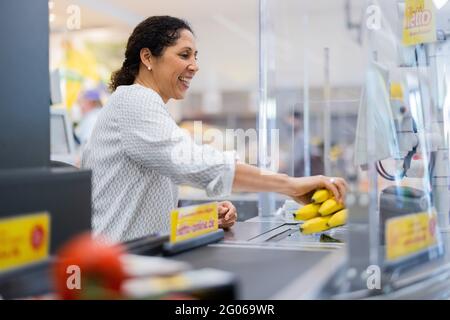 Duesseldorf, Germania. 01 Giugno 2021. Steffi Jones, ex calciatore nazionale e allenatore, si siede al check-out in un negozio Netto per il giorno dei bambini il 1° giugno. Nell'ambito di una campagna di raccolta fondi a livello nazionale, Netto consente ai suoi clienti di supportare i partner in evoluzione per la sostenibilità e i progetti sociali per i bambini svantaggiati con le loro donazioni di cassa e di ricevuta di deposito. Credit: Rolf Vennenbernd/dpa/Alamy Live News Foto Stock