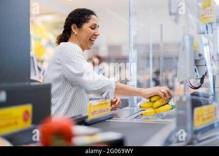 Duesseldorf, Germania. 01 Giugno 2021. Steffi Jones, ex calciatore nazionale e allenatore, si siede al check-out in un negozio Netto per il giorno dei bambini il 1° giugno. Nell'ambito di una campagna di raccolta fondi a livello nazionale, Netto consente ai suoi clienti di supportare i partner in evoluzione per la sostenibilità e i progetti sociali per i bambini svantaggiati con le loro donazioni di cassa e di ricevuta di deposito. Credit: Rolf Vennenbernd/dpa/Alamy Live News Foto Stock