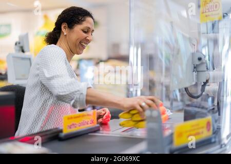 Duesseldorf, Germania. 01 Giugno 2021. Steffi Jones, ex calciatore nazionale e allenatore, si siede al check-out in un negozio Netto per il giorno dei bambini il 1° giugno. Nell'ambito di una campagna di raccolta fondi a livello nazionale, Netto consente ai suoi clienti di supportare i partner in evoluzione per la sostenibilità e i progetti sociali per i bambini svantaggiati con le loro donazioni di cassa e di ricevuta di deposito. Credit: Rolf Vennenbernd/dpa/Alamy Live News Foto Stock