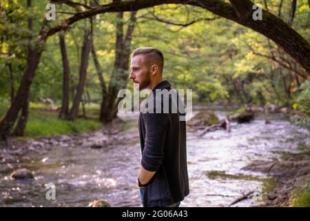 Giovane ragazzo alla moda in posa per una foto in natura Foto Stock