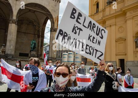 Demonstratin hält Schild mit der Aufschrift: ' bielorussa ist kein Privatbesitz '. Am 29. Mai 2021 versammelten sich in München zahlreiche Mitglieder der belarussichen Gemeinschaft, um gegen den Belarusichen Präsidenten Alexander Lukaschenko und für die Freilassung von Roman Pratassewitsch zu demonstrieren. * Firma di lettura: ' Bielorussia non è proprietà privata '. Il 29 maggio 2021 membri della comunità belarussiana hanno manifestato contro il presidente della Bielorussia Alexander Gorgoryevich Lukashenko e per la liberazione del blogger e attivista romano Protasevich a Monaco, Germania. (Foto di Ale Foto Stock