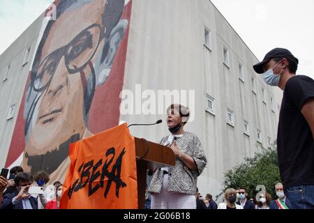 Pagani, Salerno, Italia - 30 maggio 2021 : è stata inaugurata alla presenza delle autorità politiche e civili della città di Pagani, della figlia Annamaria Torre, dei membri dell'Associazione Marcello Torre e del Presidio di Pagani della libera Associazione (Associazioni, nomi e numeri contro le mafie), un murale dedicato alla memoria dell'avvocato Marcello Torre, ex sindaco di Pagani morì il 11 dicembre 1980 per mano della Camorra. L'opera d'arte raffigurante il volto del politico pagano e avvocato molto amato da tutti, è stato affidato alle abilità e alle mani di Foto Stock