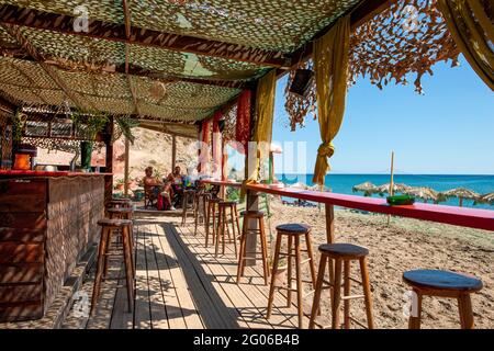 Beach bar, spiaggia di Agia Kiriaki, Milos, Grecia, Milos, Cicladi, Grecia, Europa Foto Stock