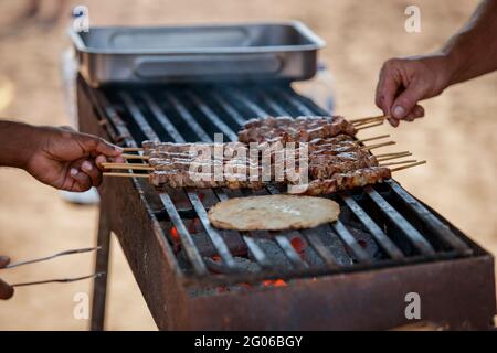 Spiedino tradizionale souvlaki alla griglia sulla spiaggia di Agia Kiriaki, Isola di Milos, Grecia, Milos, Cicladi, Grecia, Europa Foto Stock