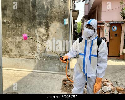 Operatore sanitario che indossa un dispositivo di protezione personale Foto Stock