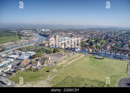 Littlehampton Seafront e River Arun nel West Sussex, una popolare destinazione turistica nel sud dell'Inghilterra. Foto aerea. Foto Stock