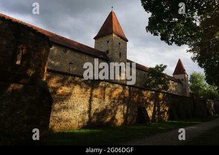 Mittelalterliche Stadtmauer in Amberg Ein Spaziergang durch das mittelalterliche Zentrum Ambergs verzaubert Kulturliebhaber Foto Stock