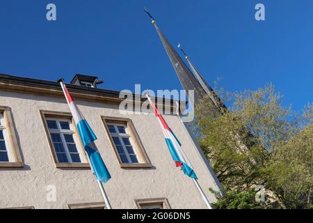 Europa, Lussemburgo, Lussemburgo, Lussemburgo, Ministere des Finances edificio con la Cattedrale di Notre-Dame Foto Stock