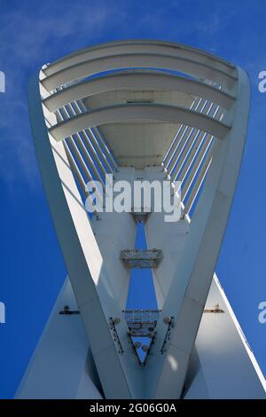 Immagine astratta guardando direttamente sulla torre Spinnaker a Portsmouth, la luce del mattino presto getta alcune ombre interessanti. Foto Stock