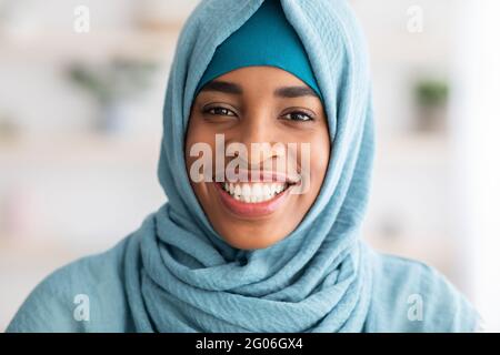 Primo piano Ritratto di felice bella donna musulmana nera in blu Hijab Foto Stock