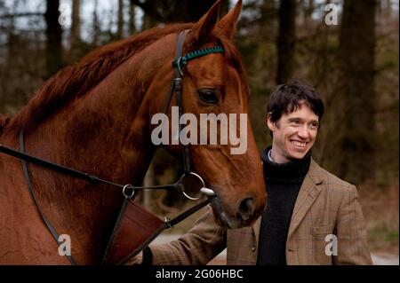 Rory Stewart in visita alle Graystoke Stables, durante la sua campagna elettorale generale del 2010. Graystoke Stables, Greystoke, Cumbria, Regno Unito. 16 Apr 2010 Foto Stock