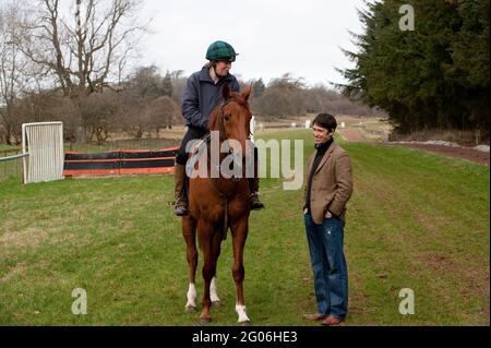 Rory Stewart in visita alle Graystoke Stables, durante la sua campagna elettorale generale del 2010. Graystoke Stables, Greystoke, Cumbria, Regno Unito. 16 Apr 2010 Foto Stock