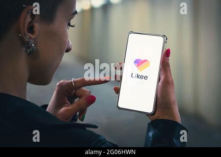 La ragazza apre l'app mi piace sul suo smartphone per visualizzare brevi video. 22 luglio 2018. Barnaul, Russia. Foto Stock