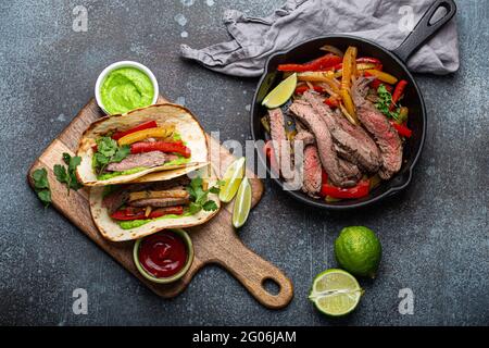 Preparare il piatto messicano fajitas tacos dall'alto Foto Stock