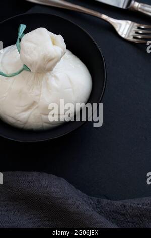 Burrata, formaggio fresco, originario della Puglia, a base di latte vaccino, con pasta filata e forma roundish dall'aspetto esterno simile alla mozzara Foto Stock