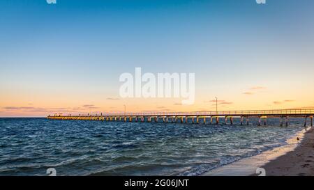 L'iconico molo di Marion Bay al tramonto durante la stagione estiva, Yorke Peninsula, Sud Australia Foto Stock