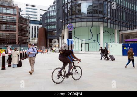 Ciclista in bicicletta 100 Liverpool Street sviluppo nuovo edificio esterno A Broadgate vicino alla stazione della metropolitana Elizabeth line a Londra UK KATHY DEWITT Foto Stock