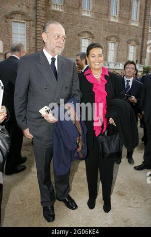 Il principe Amedeo, duca d'Aosta con la moglie Silvia Paternò di Spedalotto, partecipa alla cerimonia di apertura del Palazzo la Venaria reale a Torino, il 12 ottobre 2007. Dopo 10 anni di lavori di restauro, il più antico palazzo la Venaria reale, costruito nel XVII e XVIII secolo dalla famiglia Savoia, ha aperto alla visita del pubblico. L'edificio rappresenta un esempio della più magnifica architettura barocca e arte. Foto di Marco Piovanotto/ABACAPRESS.COM Foto Stock