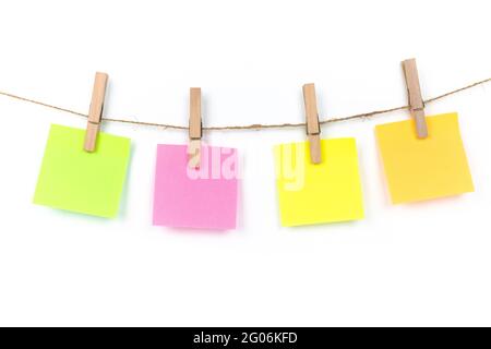 Nota pad in molti colori, appendere con corda, hanno vestiti spina, copia spazio per lettere e testi su sfondo bianco Foto Stock