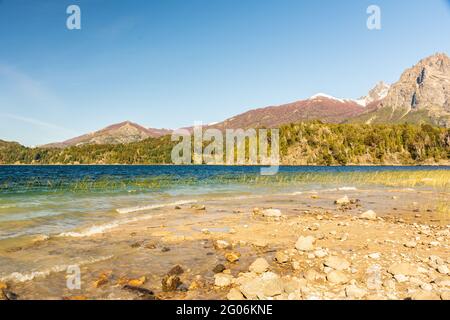 Bella foto di un lago Moreno riva vicino alberi nel Parco Nazionale Nahuel Huapi, Argentina Foto Stock