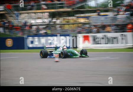 Nelson Piquet alla velocità nel Benetton B191 durante le prove libere per il Gran Premio di Gran Bretagna 1991 a Silverstone. Foto Stock