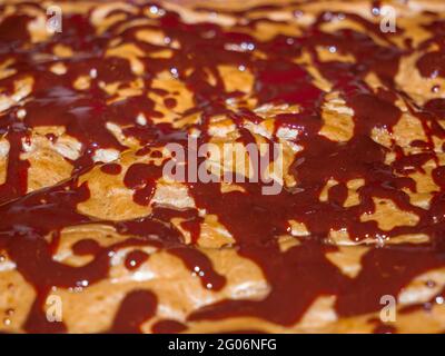 Cioccolato gocciolato sulla superficie della torta fatta in casa grande di puff (Profiterole grande) Foto Stock