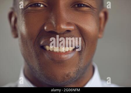 Ritratto closeup di un bel giovane afroamericano con un felice sorriso allegro Foto Stock