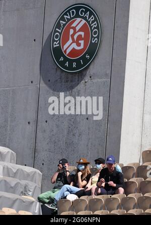 Parigi, Francia. 31 maggio 2021. Gli spettatori sono visti sulla tribuna al torneo di tennis French Open di Roland Garros a Parigi, in Francia, il 31 maggio 2021. Credit: Gao Jing/Xinhua/Alamy Live News Foto Stock